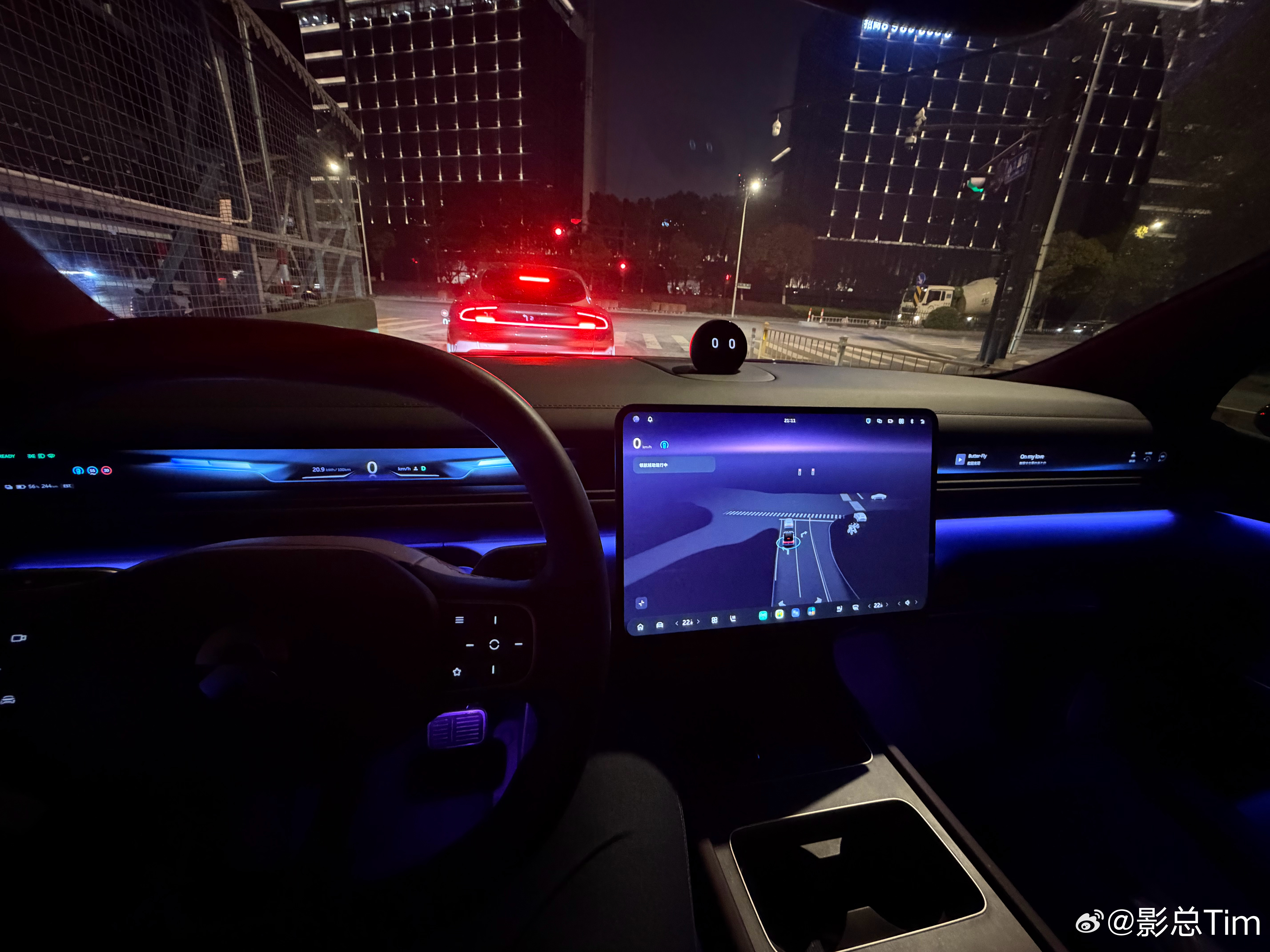 前面这台没上牌的小车刚在上一个路口给我表演了一个弹射起步(・・)つ-●●●我现在