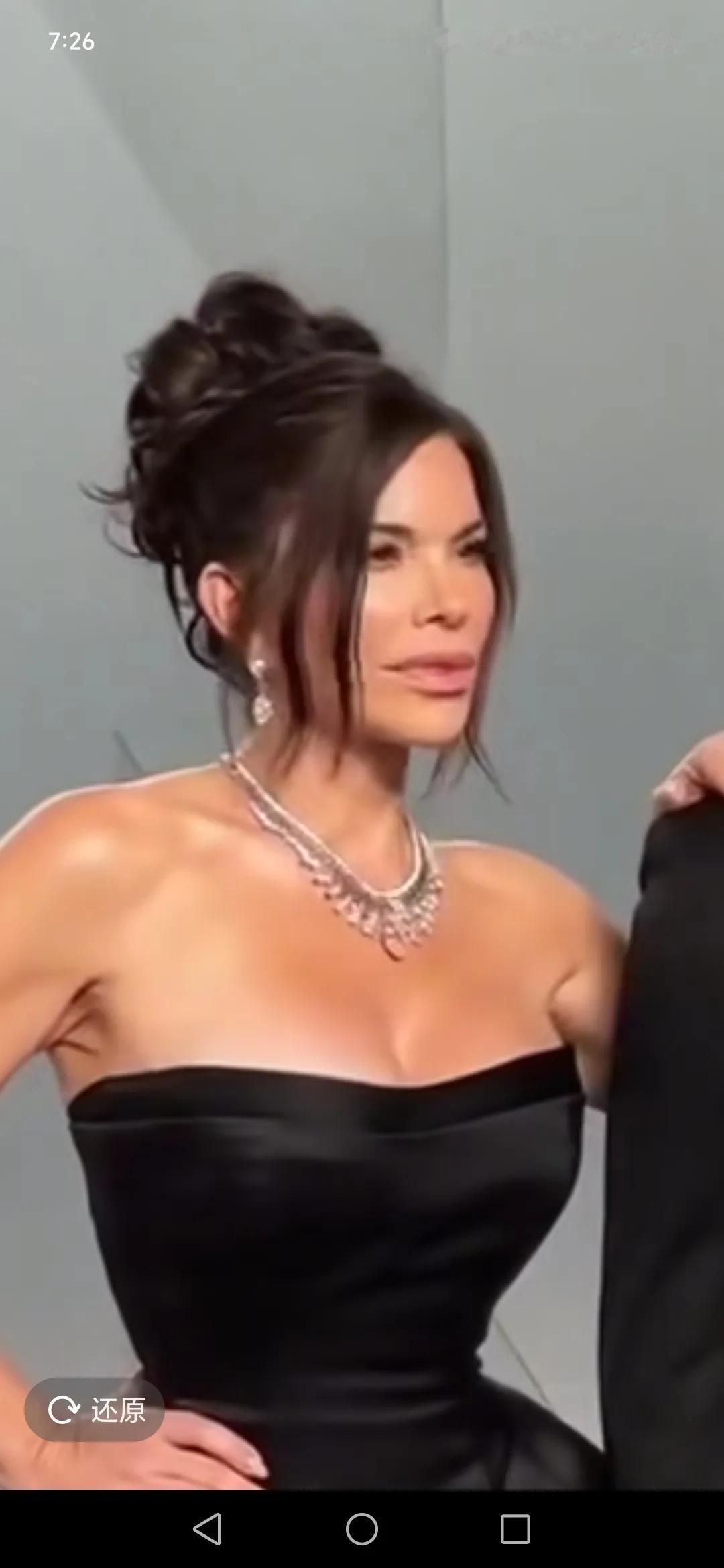 桑切斯又出来炸街了。
别看155厘米的身高，其貌不扬，总是赚足了眼球。
日前，桑