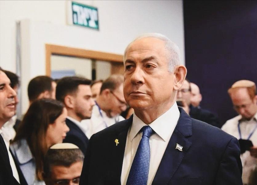 历史的剧本往往比小说更离奇。

昨天，内塔尼亚胡正式出庭。受贿、腐败、诈骗，三项