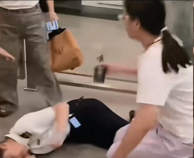 眼见高铁停在站台未开动，仅差四分钟却无法检票，女子当众大闹车站。
 
不理解铁路