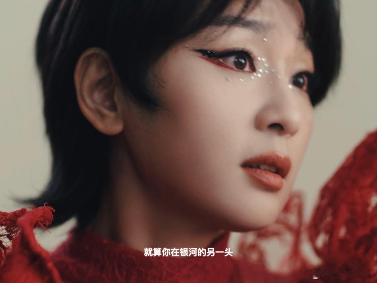 周笔畅巡演概念视频都是物理知识  周笔畅巡演概念视频里面原来有这么多的物理知识了