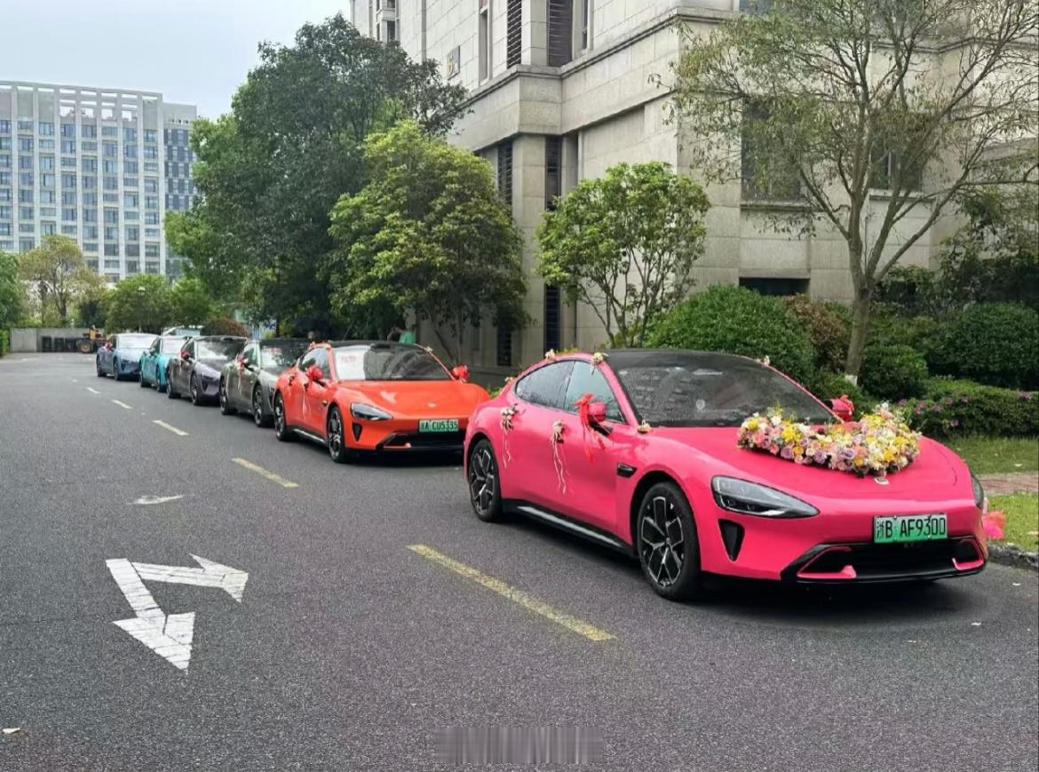 五一假期，刷到不少小米su7车主，去当婚车的车队。 ​​​