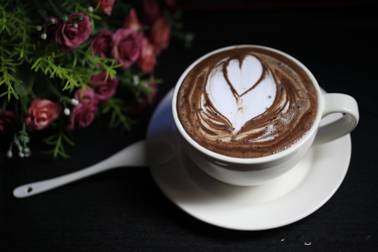 自己每天做的拉花咖啡每次次都是独一无二的，就像生活里的每一次相遇——有些人擦肩而