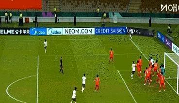 凌晨三点，吉达球场，U23国足把越南按在地上摩擦。
 
上半场闷平，下半场开场两