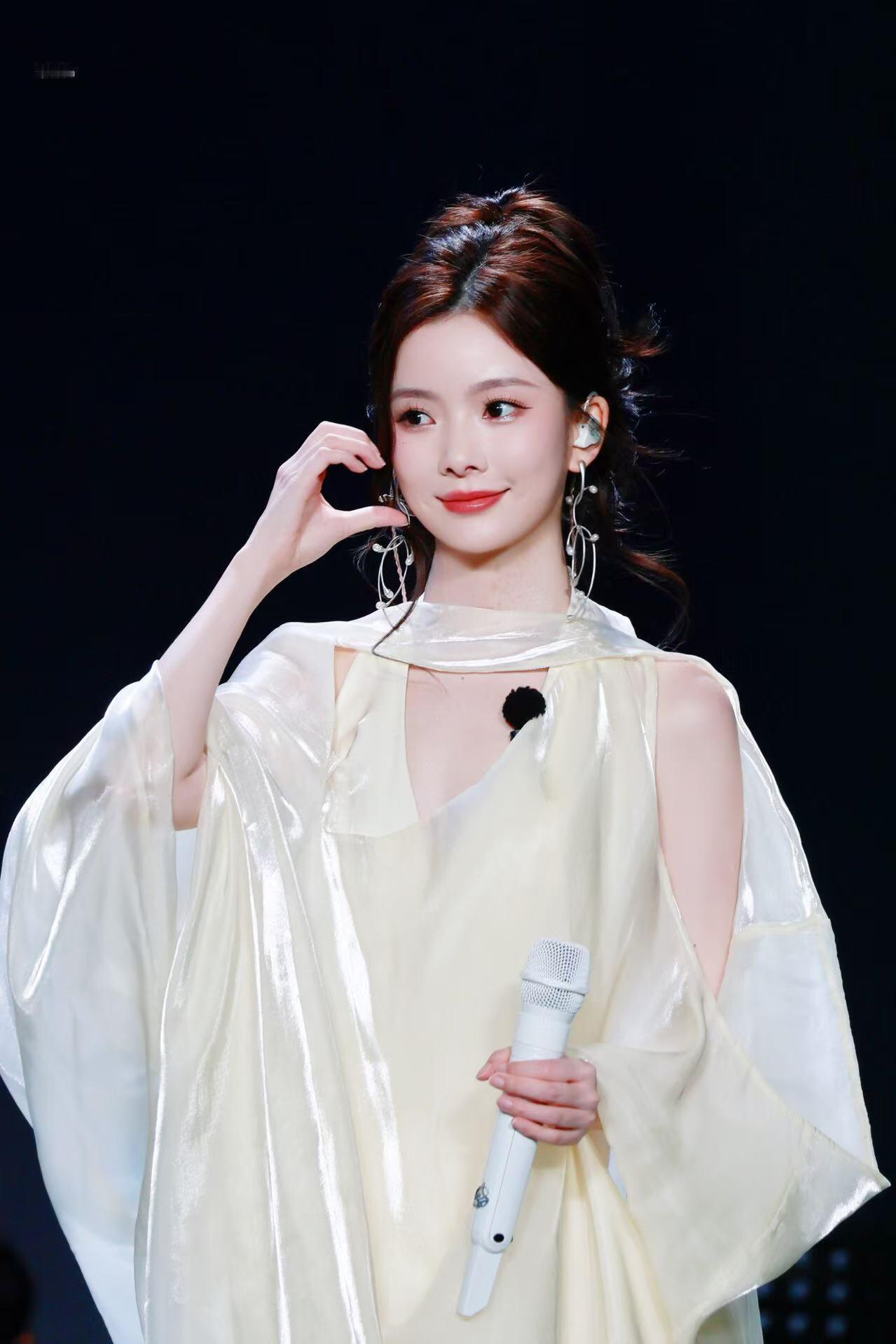 陈卓璇饭撒这块手拿把掐陈卓璇给粉丝录早安音频陈卓璇饭撒这块还是太权威了！各种动作