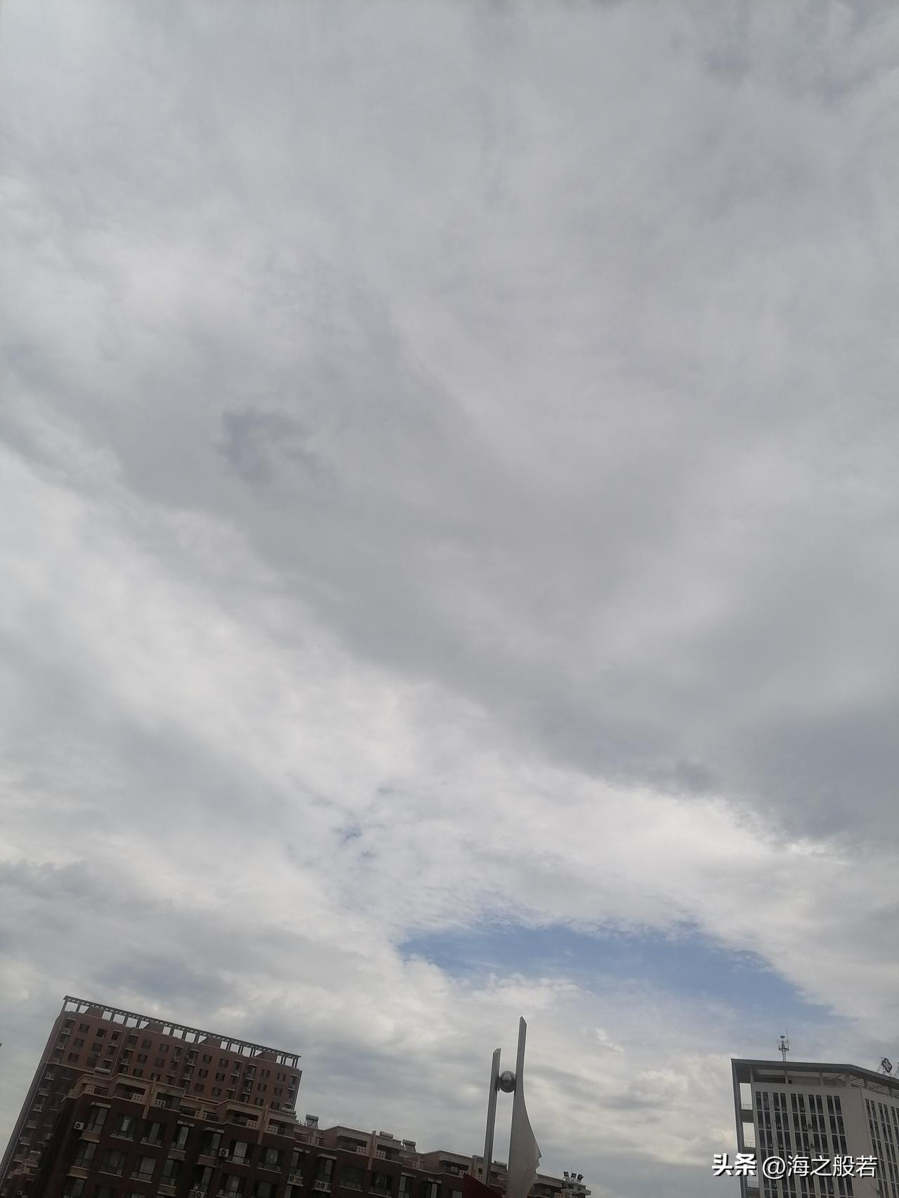 8月29日北京，早晨至白天阴有分散小阵雨（伴有轻雾）转晴，北转南风二三级，最高气