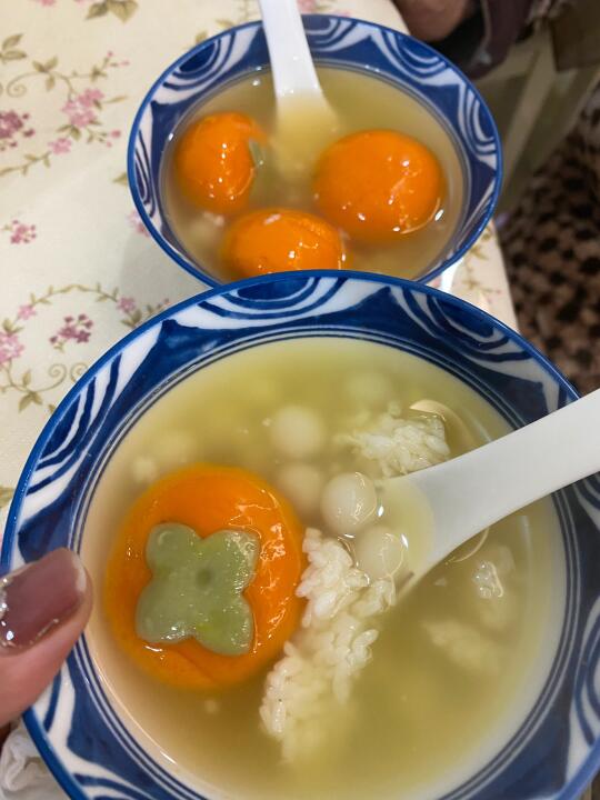 今天元宵节啦 吃个柿柿如意汤圆儿 寓意好