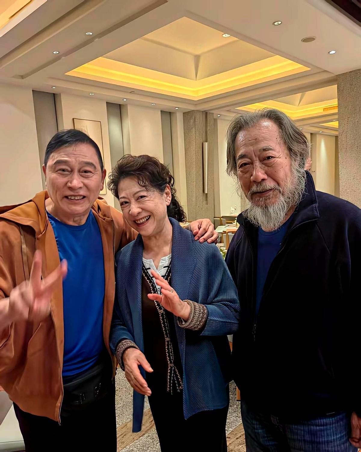 74岁的王馥荔跟张国立同框，好家伙，这哪里像当年那个朴实的“天下第一嫂”？
一身