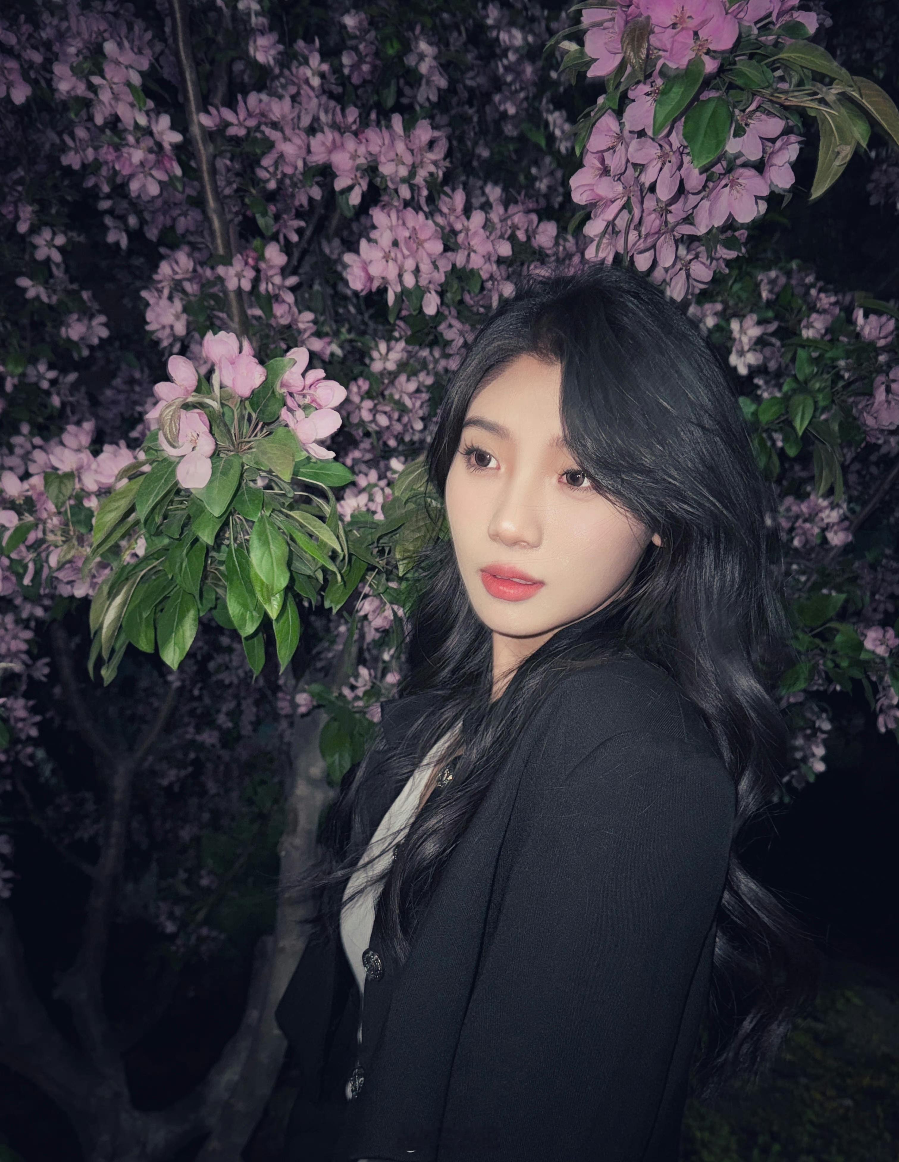 花丛中的女孩 ​​​