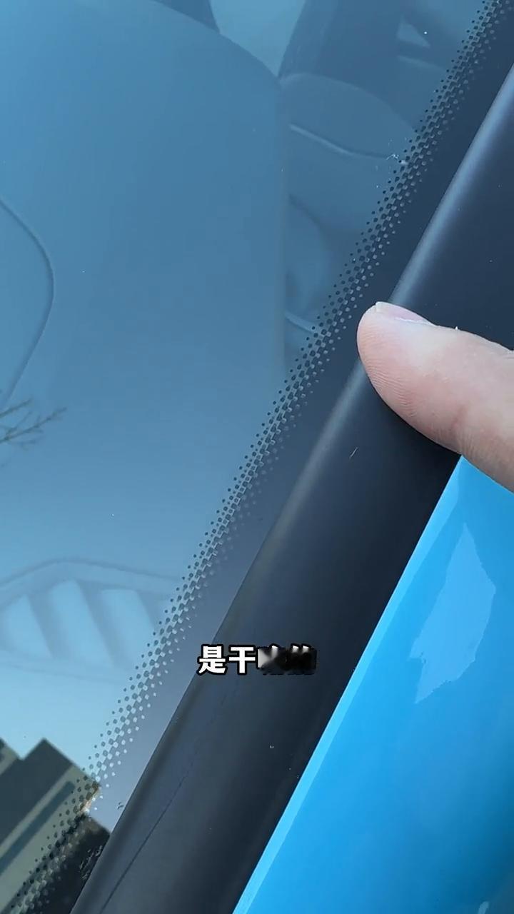 风挡玻璃的小黑点有大妙用。
汽车风挡玻璃上这些密密麻麻的小黑点是干什么的？其实这