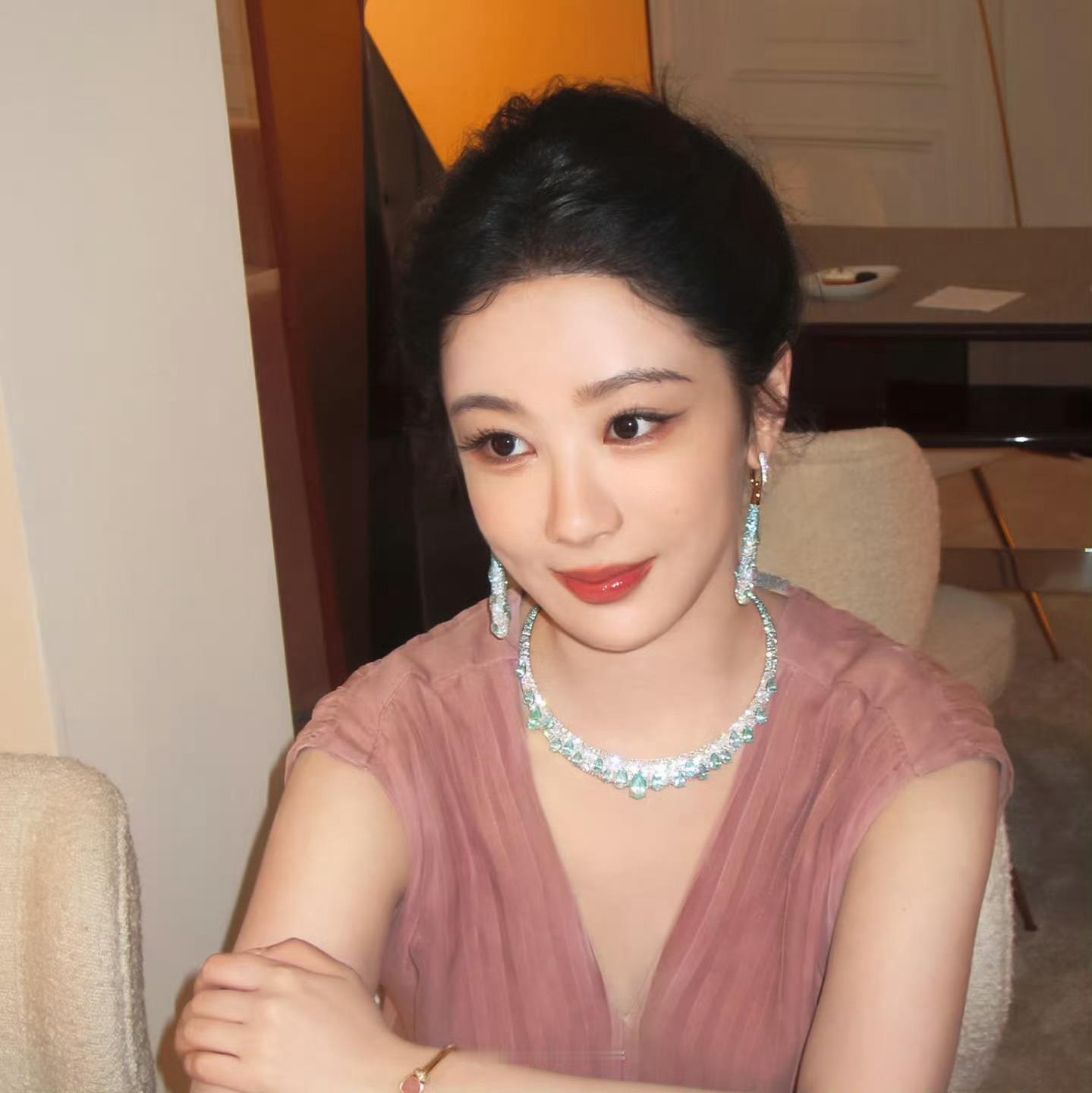 杨紫杨紫玉兰花开君再来  yz杨紫董竹君 我喜欢你，似花朵芬芳馥郁，迷人沉醉。