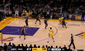 湖人新星轰进三分，终于为湖人打破三分荒！
北京时间1月4日，湖人与热火的比赛进行