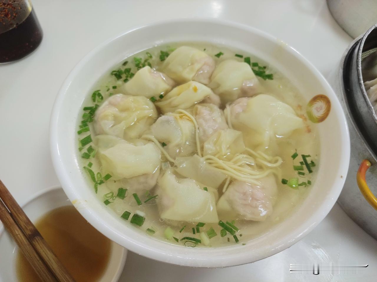 左福斋的面条真便宜啊，雪菜面才4块钱一碗，小馄饨也才4块钱一碗。
现在4块钱一碗