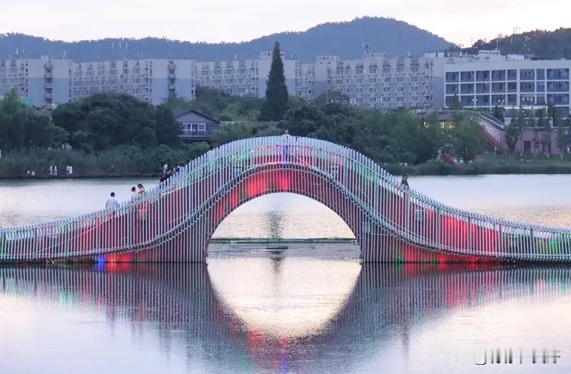 《七律    霓虹盛景》
谁把霓虹铺九天，疑为织女摆婚筵。
仙风乍起惊尘梦，幻彩