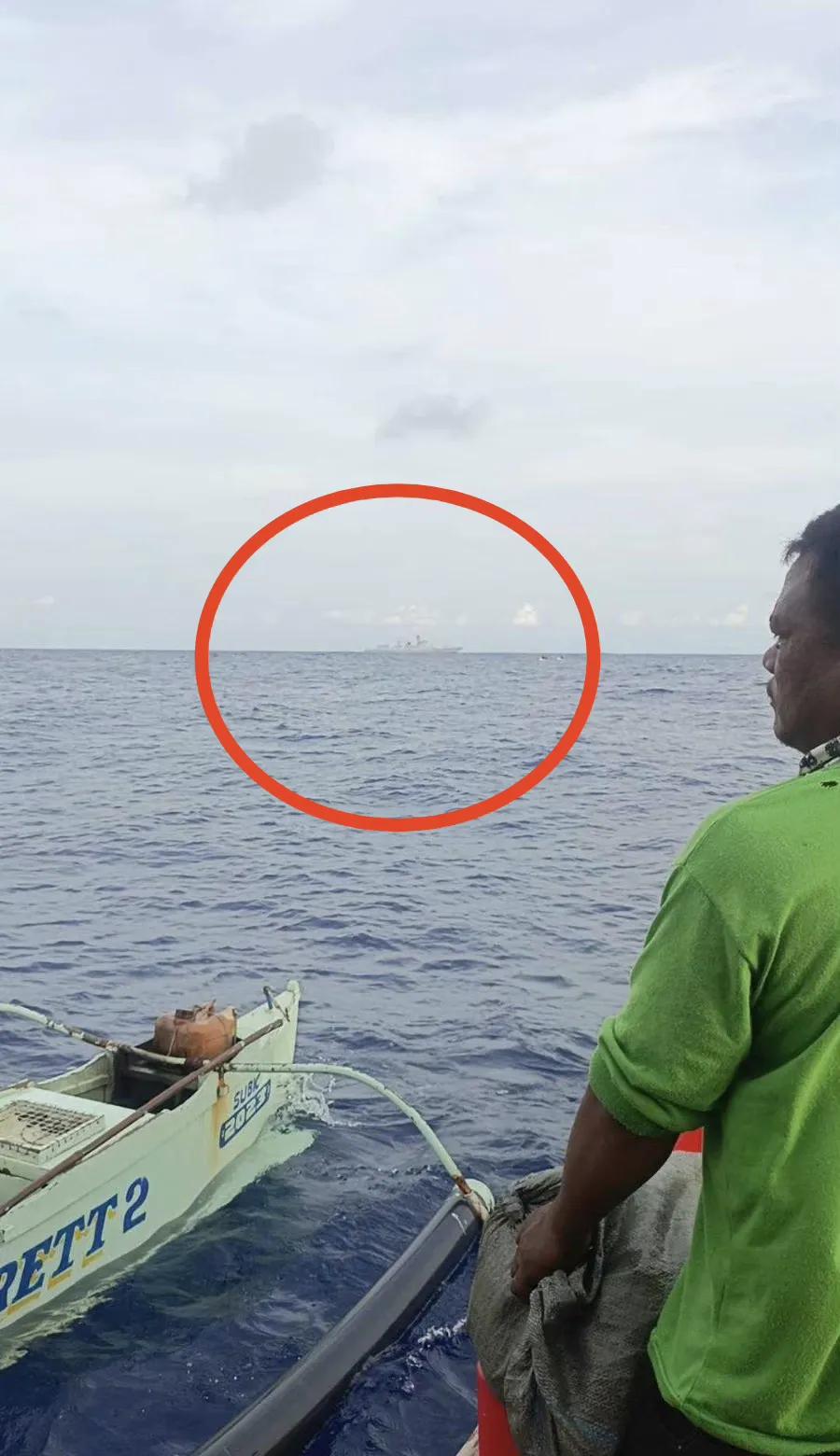 水猴子们冲闯黄岩岛的破船，根本就没能闯入黄岩岛水域，连黄岩岛的礁石都没有看到。
