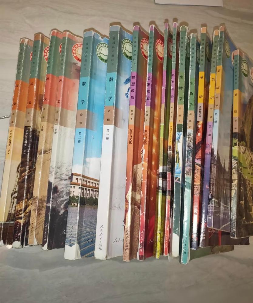 说真的我年轻的时候真吃过这种亏，总觉得同事抬头不见低头见的，能帮就帮，抹不开面拒