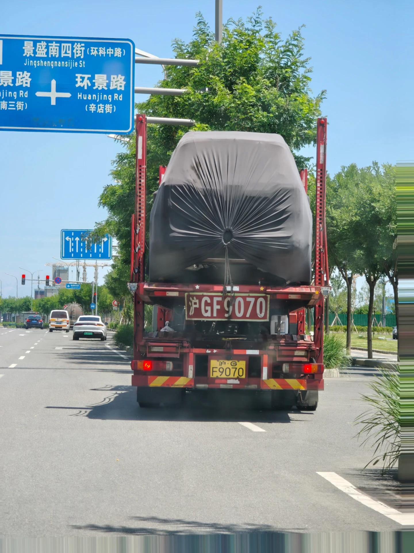 北京超级工厂拍到的，什么车在用板车运输呀小米澎程小米昆仑小米skynomad
