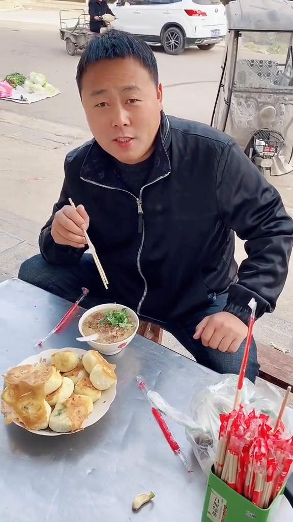 一大早跑到朝鲜基地来喝这个酸汤丸子，还有这煎包真带劲。