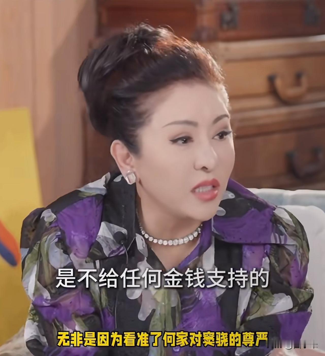 向太向来是直言不讳，尤其在谈到何超莲与窦骁的婚姻时，更是毫不留情地揭穿了富家女和