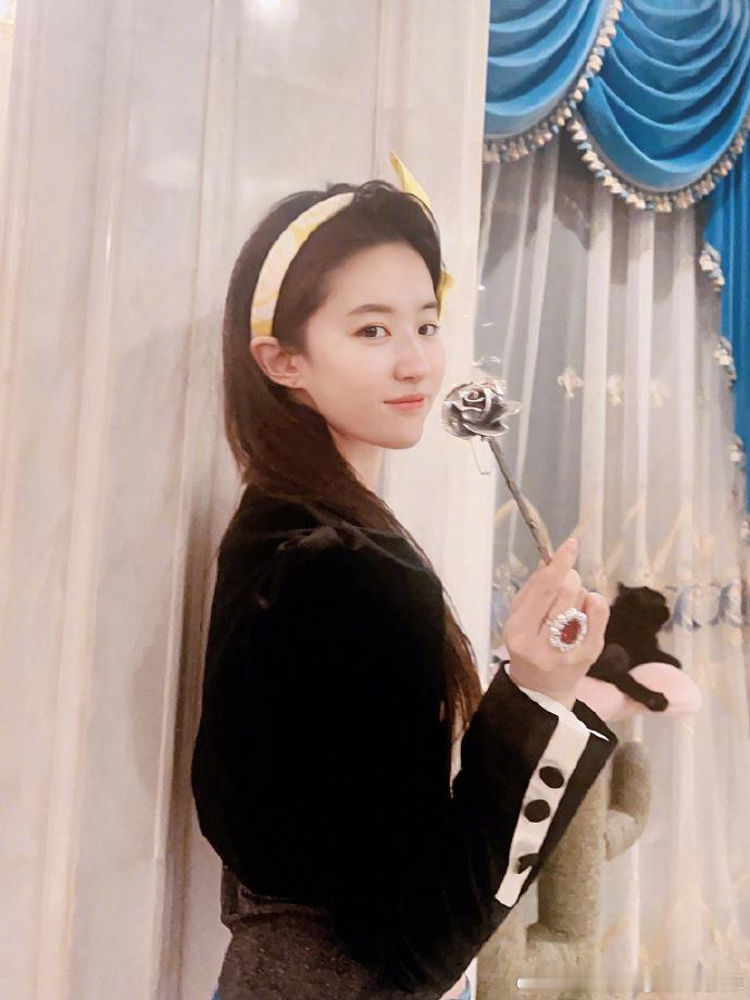 #刘亦菲晒收到的玫瑰周边##刘亦菲收到艺术家版钢铁玫瑰# 钢铁玫瑰的坚毅与刘亦菲