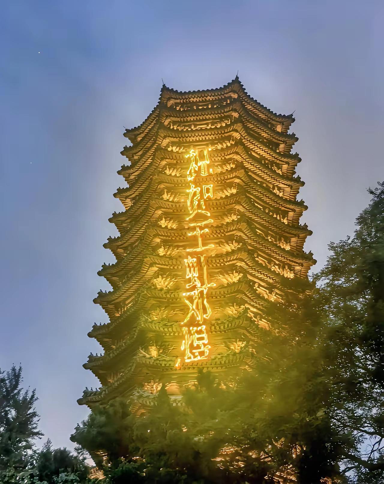 北大校园灯光亮起，字幕打出祝贺王虹、邓煜，祝贺中国数学。这场亮灯仪式，引发大量网
