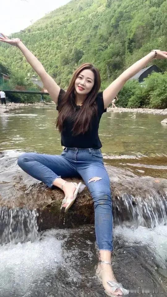 人已到中年，回首过往，满心感慨。活了半辈子，经历诸多风雨，却惊觉竟一个真心朋友也