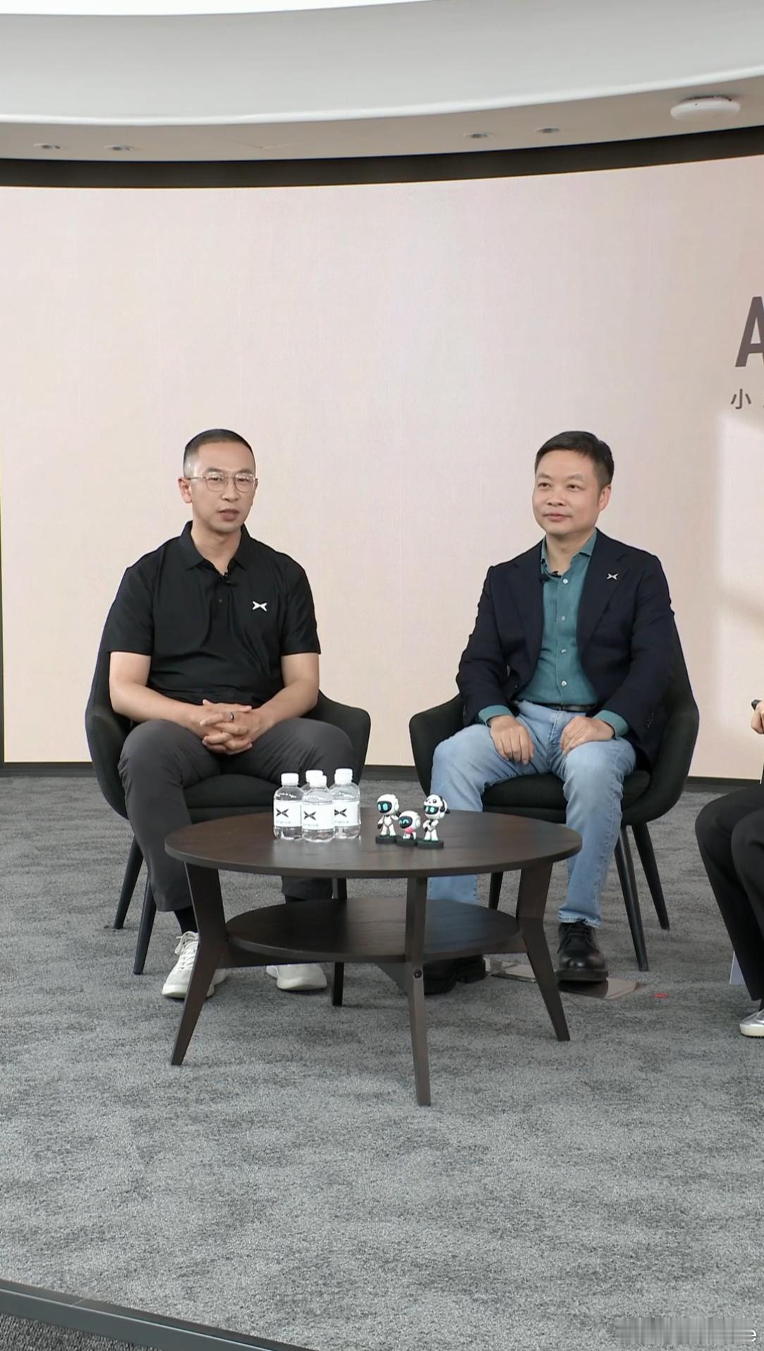 何小鹏直播第二代VLA推送有个网友问为什么小鹏第二代VLA比行业领先5倍？这个也