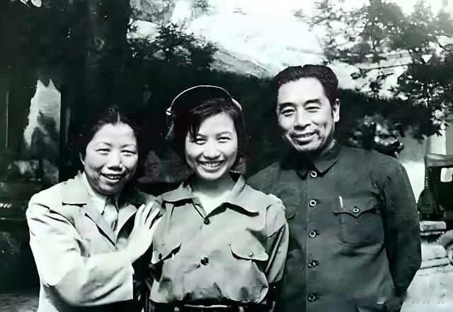 这张经典合影中，周恩来、邓颖超夫妇与养女孙维世并肩而立，三人笑容真挚温暖。画面留
