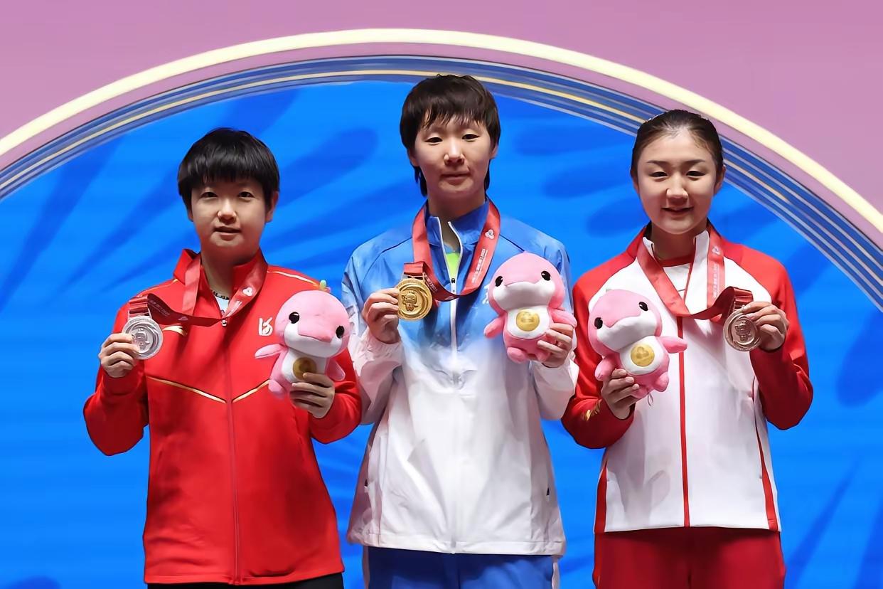 王曼昱、孙颖莎、陈梦站在领奖台上，三人都绽放出笑容，但笑容的内涵各不相同！
全运