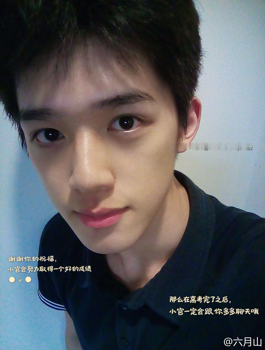 男孩你有点心机😋故意把hi字放在耳垂上😚