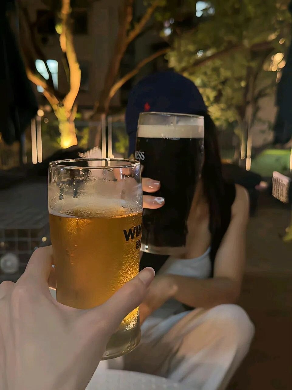 她又哭了 她在哭她自己 谈也谈不下去 分也舍不得 哭她自己进退两难 哭她自己没有