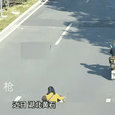 这个女人，真是脑袋瓜子进水了，竟拿自己的命开玩笑！真应了那句话，无知者，无畏！