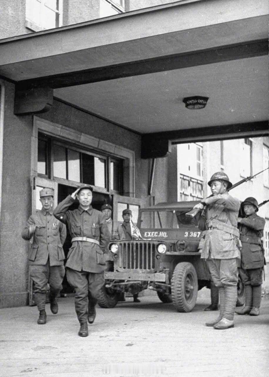 照片中的历史 1946年五月，东北民主联军辽东军区司令员萧华率部解放鞍山与海城，