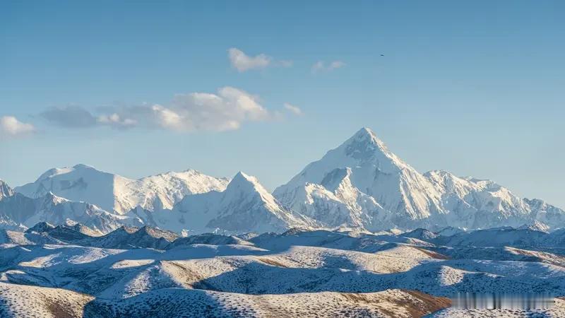 我在梦里，看见高耸的雪山
鹰鹫掠过蓝天
诗人勾勒出的云朵翩翩
清冽的湖水从天上发