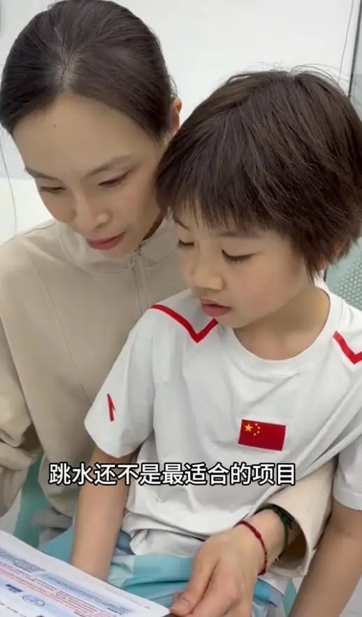吴敏霞带7岁女儿西西做体测，练了快3年跳水的西西，通过检测后得出的结果还是跳水不