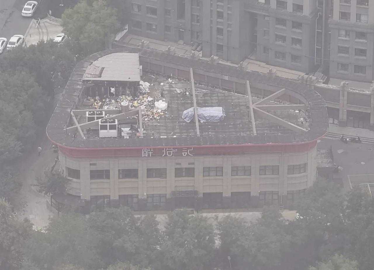 济南饭店楼顶惊现
济南醉拾记饭店楼顶，惊现一房顶的垃圾[汗]