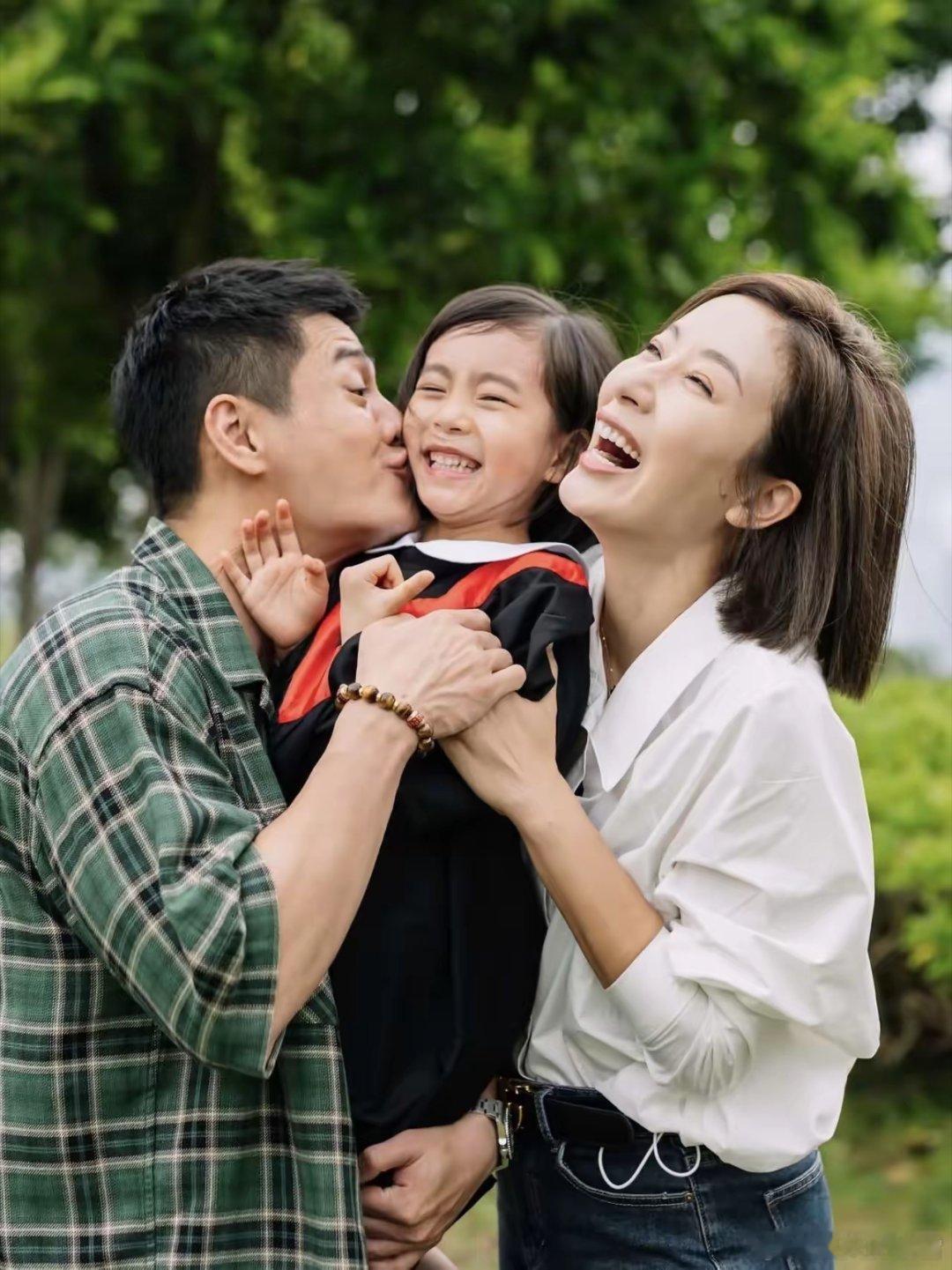 杨怡和罗仲谦夫妇为6岁女儿庆祝幼儿园毕业，一家四口在草坪上拍摄合照，看起来好幸福
