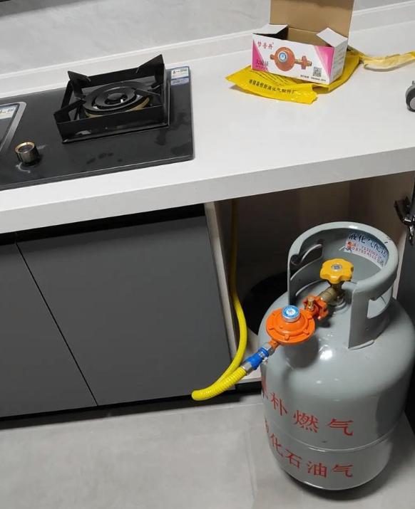 唏嘘不已！新疆租客屋内堆放 12 罐液化气，租客烧水忘关阀门外出，察觉漏气非但不