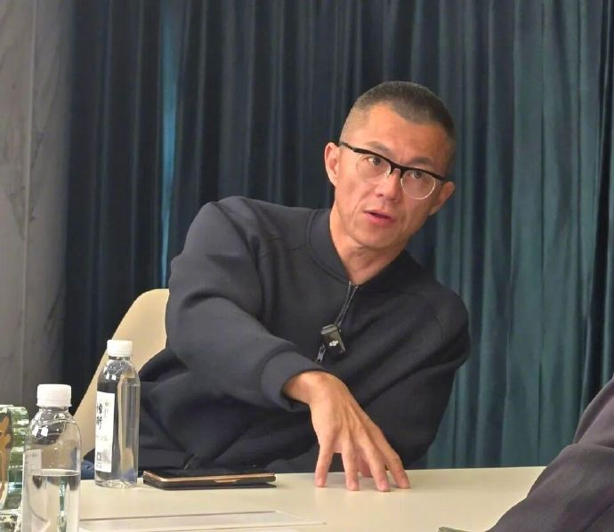 【陈震首次还原撞车事件经过：过于信赖辅助驾驶，并在驾驶中低头捡拾物品】陈震接受采