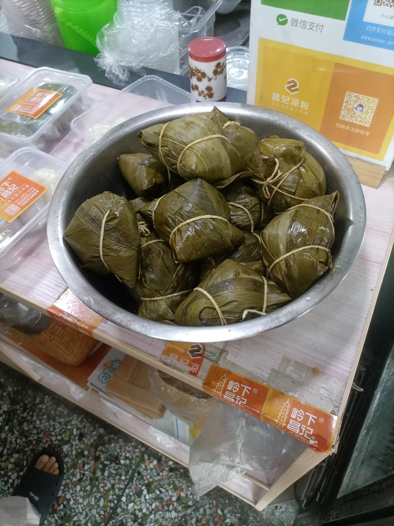 万万没想到，20元竟然买不到两个棕子，肉棕子，咸的，13元一个，一个不够吃，两个