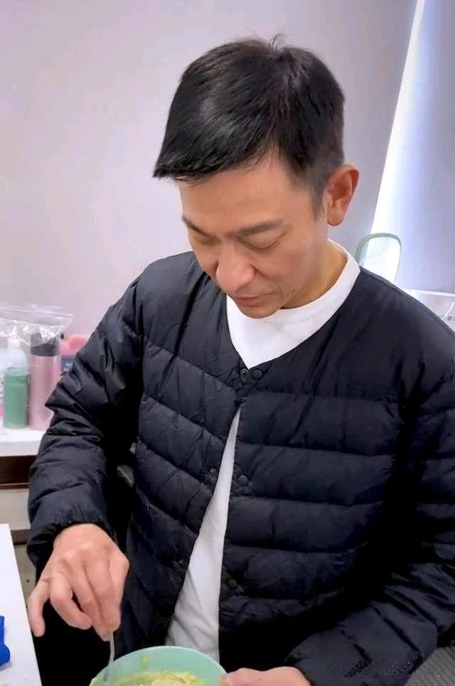 刘德华亲自下厨，好一副认真专注的样子。自己动手，丰衣足食。
 
#娱评大赏#