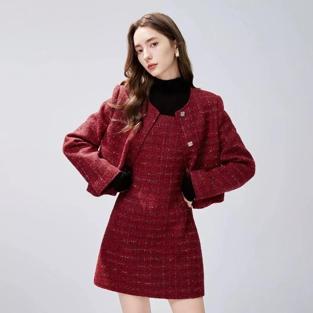 优雅红衣少女，秋冬穿搭指南黑红色穿搭 温柔红色穿搭 红色减龄穿搭 红色冬日穿搭 