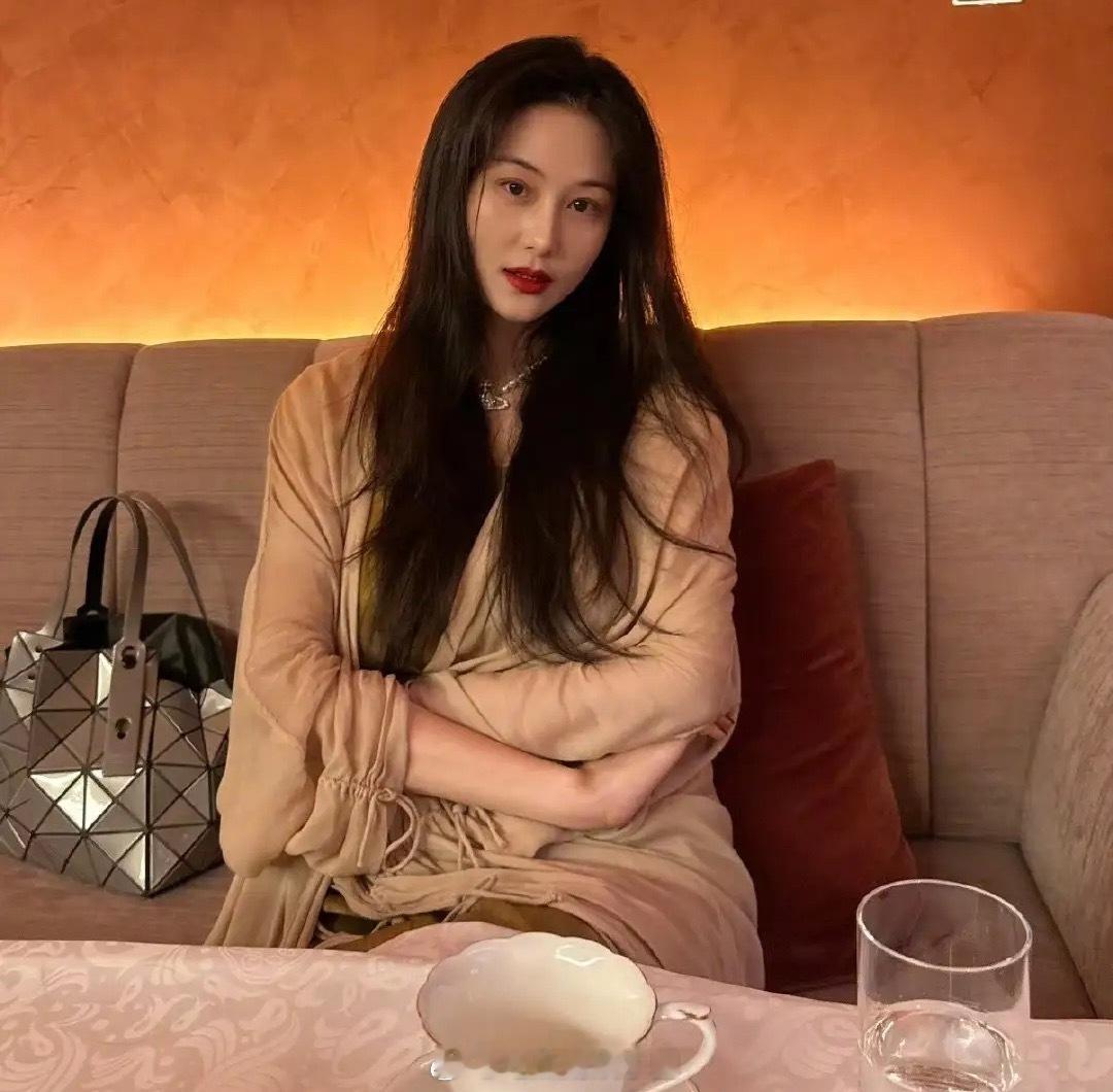 张馨予陪妈妈喝下午茶，何捷岳母戴3万项链很优雅，一家子高颜值！ 