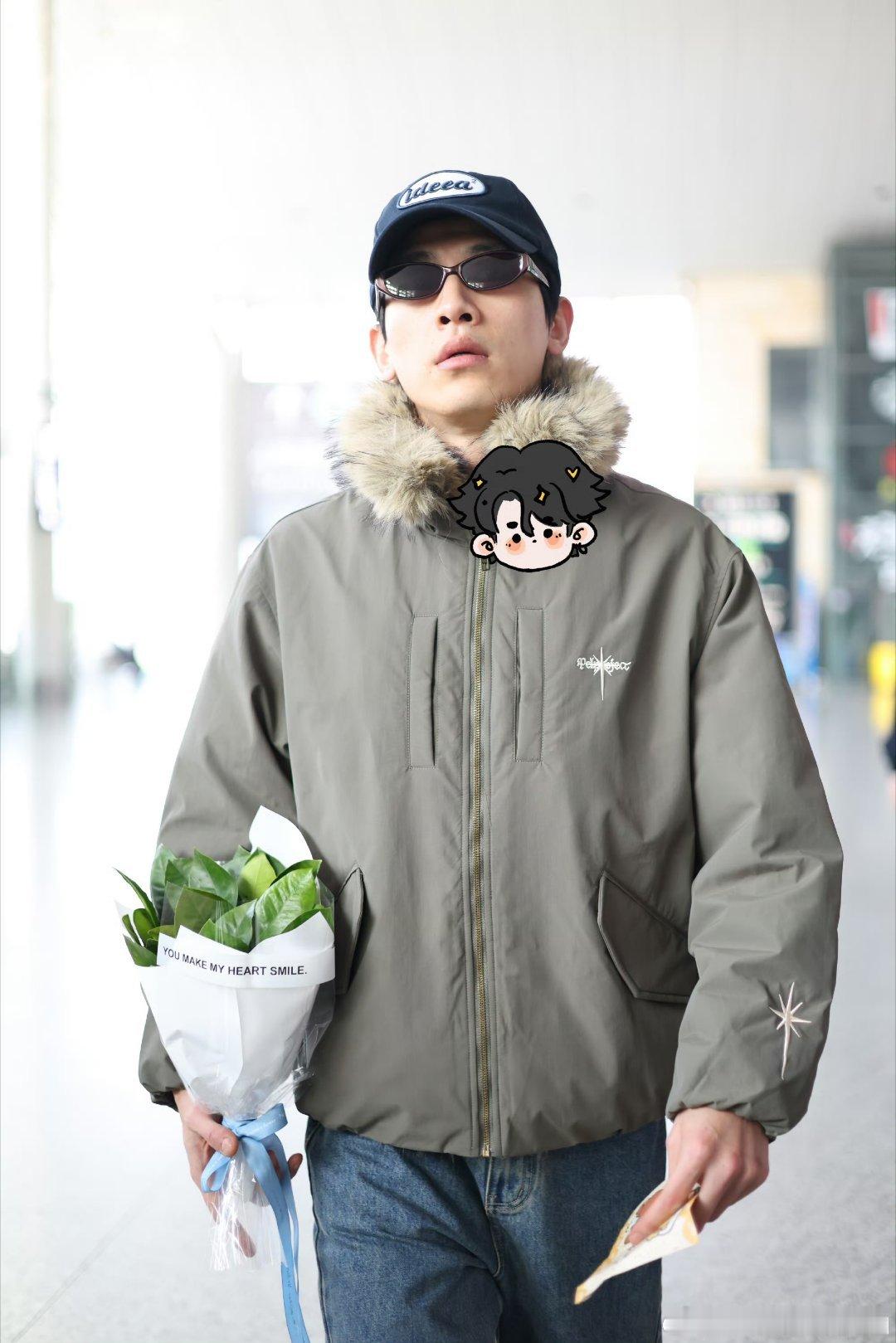 辛云来机场出发星光大赏路透，手里还抱着一捧柚子叶