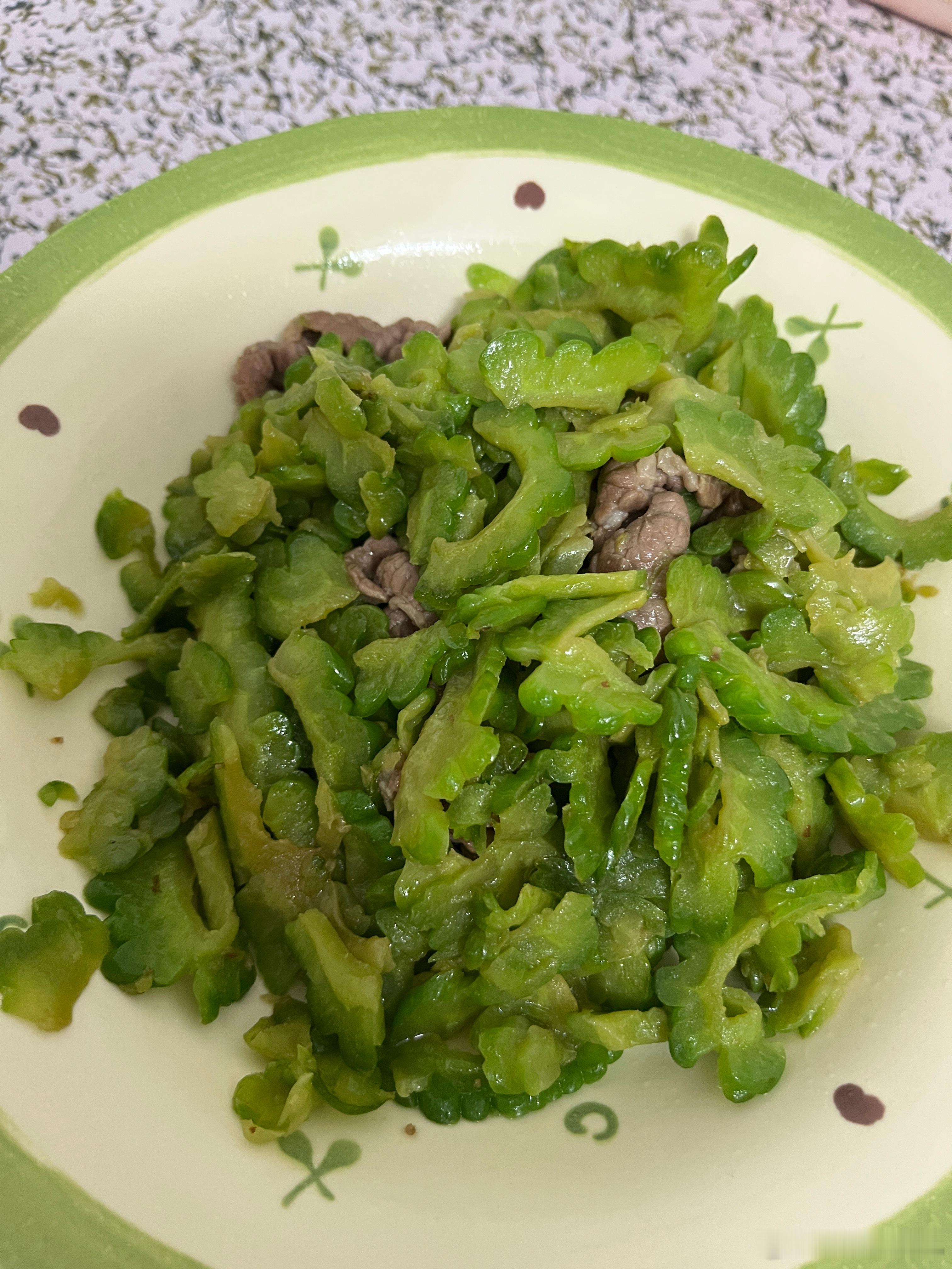 好久没吃过这种糯玉米，好吃，但是还是没有自己种的好吃，以前小时候，每到这个季节，