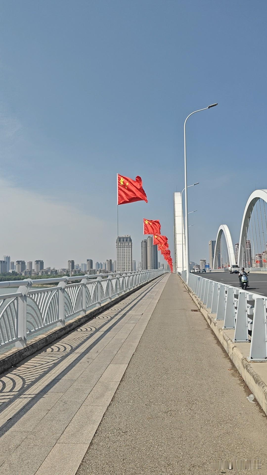 如果教师职称晋级和级内小级一样，就不会有那么多怨声载道了！

教师职称评审可以说