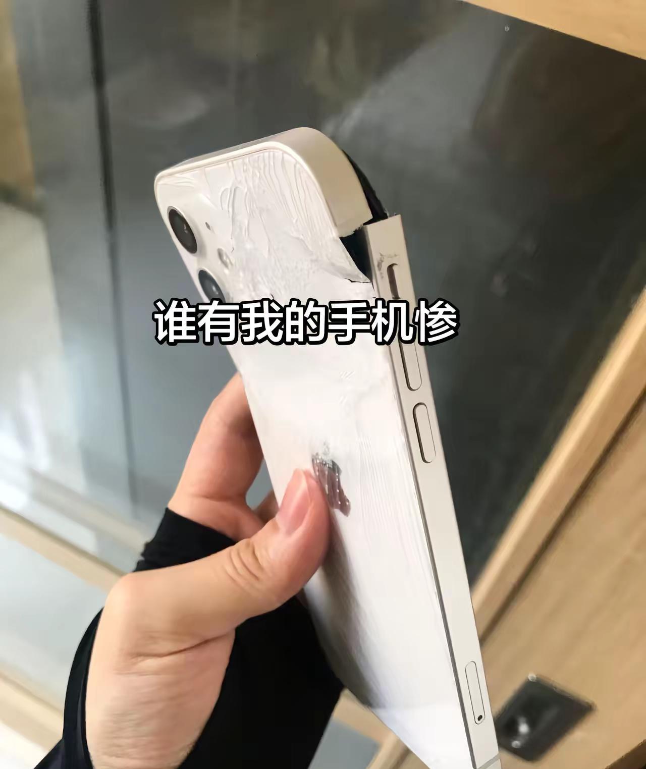 谁还有我的手机惨😂地库太黑，帮老公打灯，把手机放在后备箱上面的夹缝里，老公看东