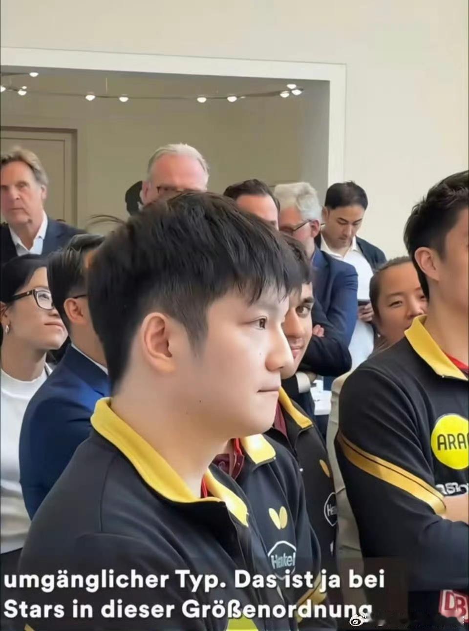 谁会不喜欢樊振东呢？世界最强选手，偏偏还人品好性格好脾气好，活泼有趣主动融入团队