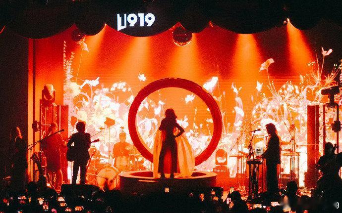 陈婧霏又给内娱上强度了 上海站巡演太会玩！一镜到底镜头如电影，灰白复古配色氛围感