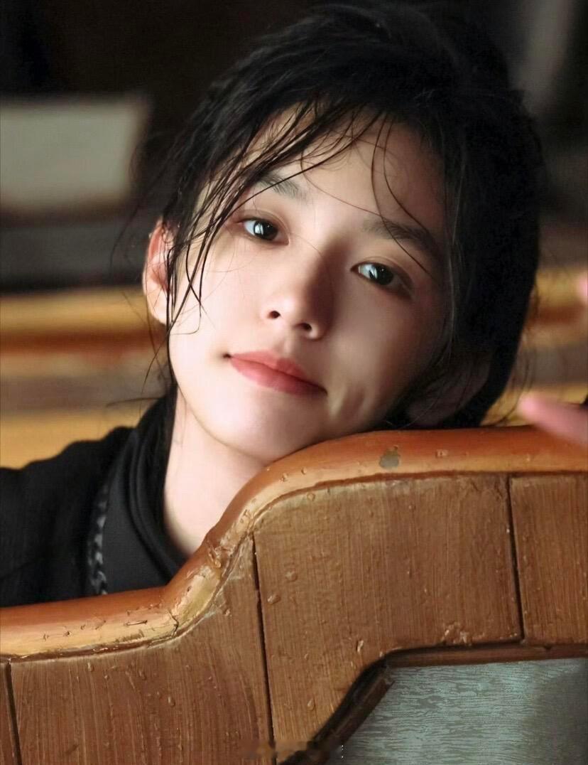 此女就这样美得毫不费力第一张还以为是哪个童模小男孩 咋这么俊很爱她的大酒窝周也 